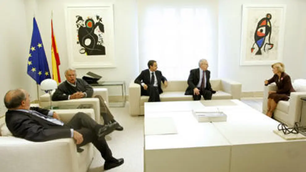 Rodríguez Zapatero se ha reunido con Elena Salgado, Jacques Delors, Felipe González y el ex ministro de Economía Pedro Solbes
