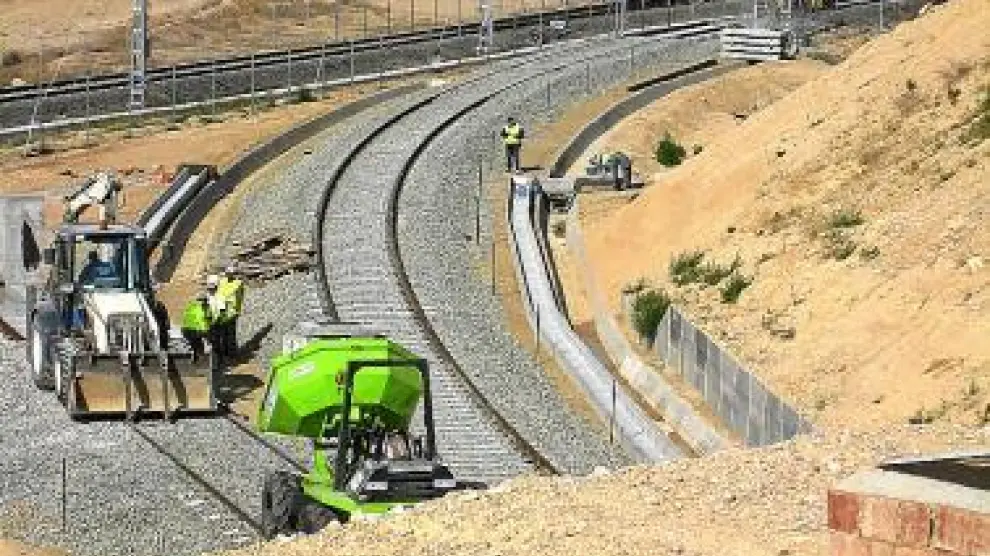 Varios operarios trabajan en el vallado del ramal ferroviario