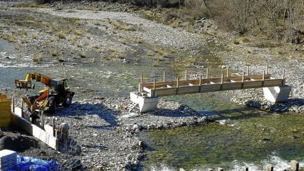 La pasarela que se construye sobre el Ijuez, en Castiello de Jaca, el pasado miércoles