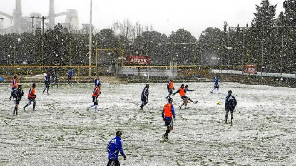 El entrenamiento del Real Zaragoza de ayer, bajo una intensa nevada