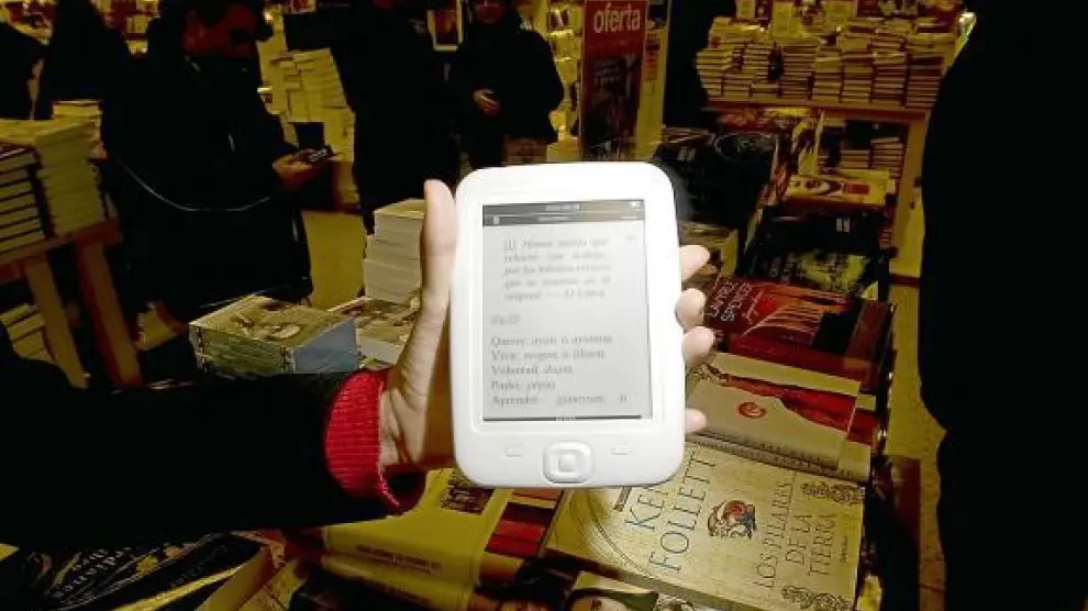 Un 'e-book' Inves, comercializado por El Corte Inglés, en la librería de esta tienda en Zaragoza.