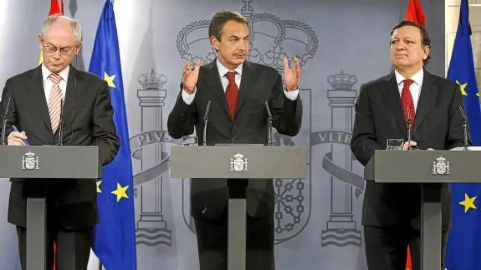 Zapatero, ayer, durante la rueda de prensa junto a Van Rompuy (izda.) y Durão Barroso