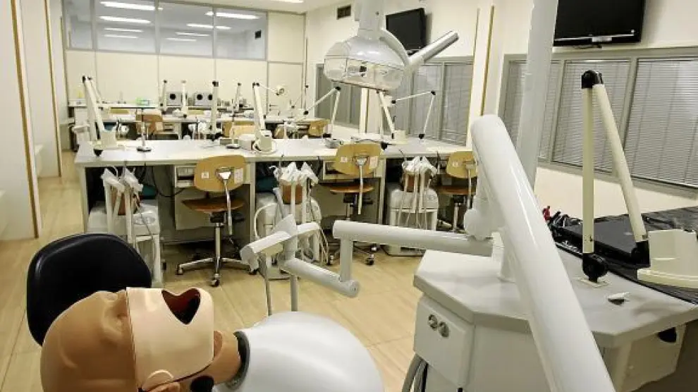 La sala de las prácticas con simuladores está situada en el mismo edificio que la clínica