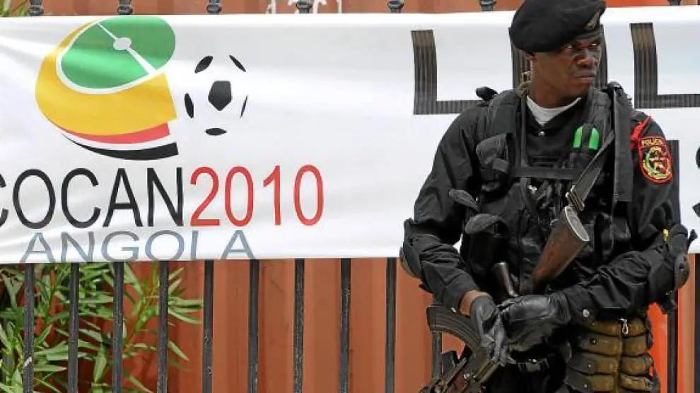 Un soldado angoleño vigila el hotel en el que se hospedan varias selecciones, entre ellas la de Togo