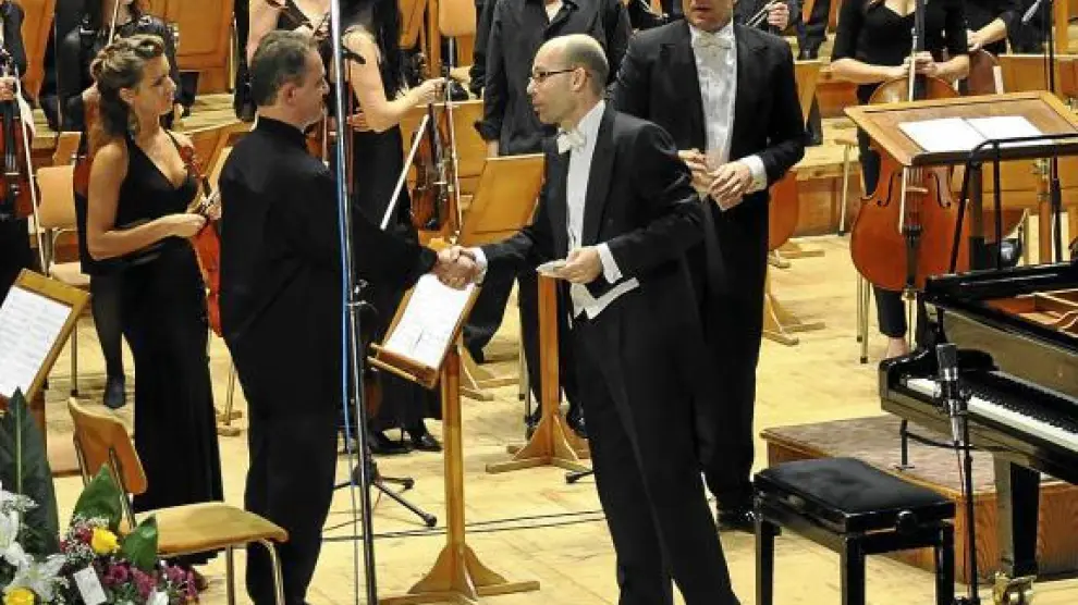 Miguel Baselga (con gafas), después de un recital en la capital búlgara, Sofia, el pasado 9 de diciembre.