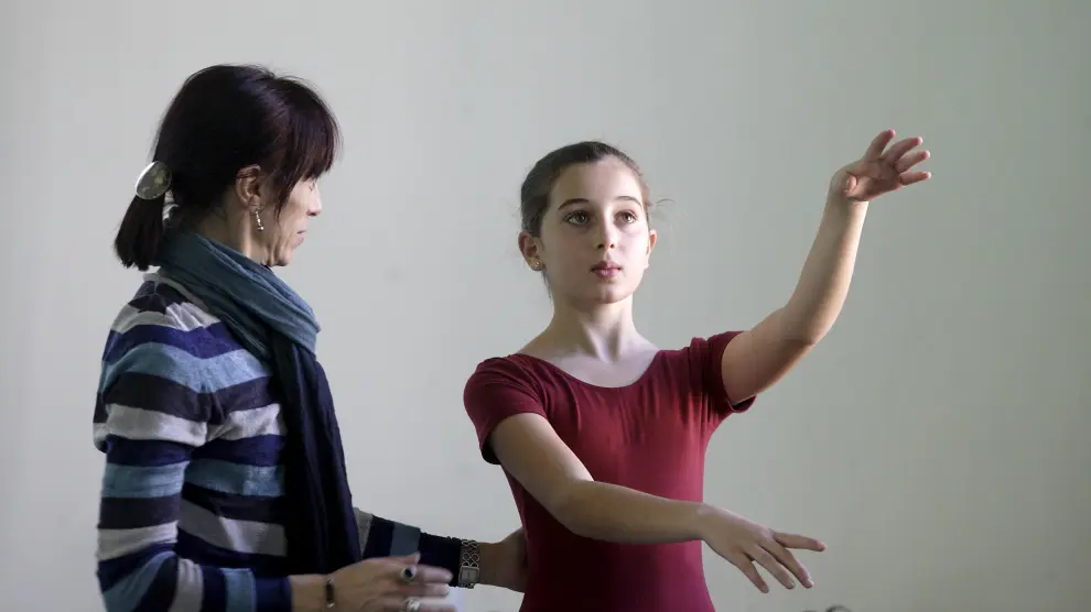 Diversos momentos del ensayo del 'Cascanueces' con los alumnos del Conservatorio Profesional de Danza de Zaragoza, el sábado.