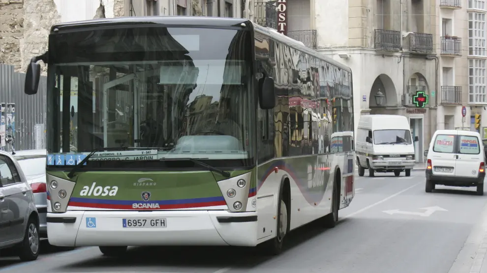 Uno de los autobuses utilizados en la red de transporte de Huesca circula por el Coso Bajo.