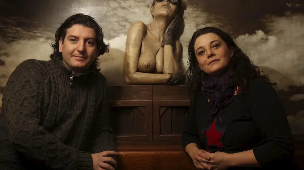 Chusé Bolea y Natalia López, editores del libro de relatos eróticos, ante una sugerente escultura del Café Laurel de Zaragoza.
