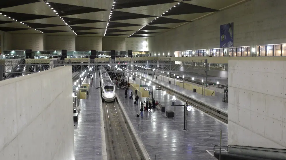 Las dimensiones de la estación de Zaragoza, en la foto, dificultan los transbordos.