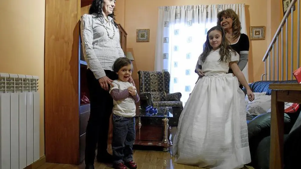 Loli Sariñena le prueba un vestido de muestra a Ainhoa, con su hermana, Idaira, y su madre, Marisa Ordoyo, en el domicilio familiar.