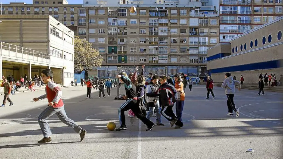 Un grupo de alumnos de un colegio de Delicias jugaban ayer a fútbol durante la hora del recreo.