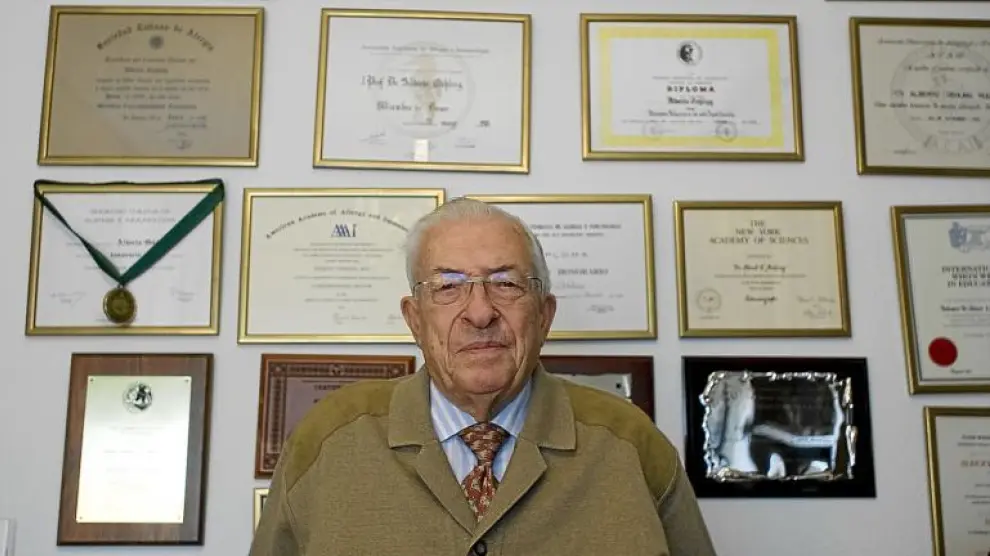 Alberto Oehling, en su hogar zaragozano, donde tiene colgadas decenas de placas y diplomas, testigos de una larga vida profesional.