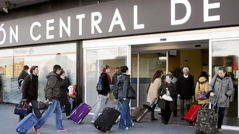 Un grupo de viajeros accede a la estación de autobuses de Zaragoza.