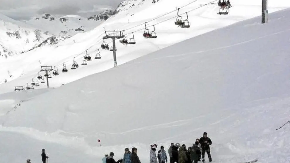 Esquiadores en la pista de Astún tras el alud que provocó una persona que descendió fuera de las zonas balizadas