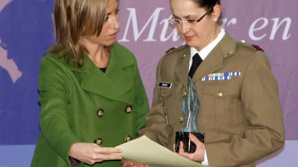 Chacón destaca la integración de la mujer en el Ejército