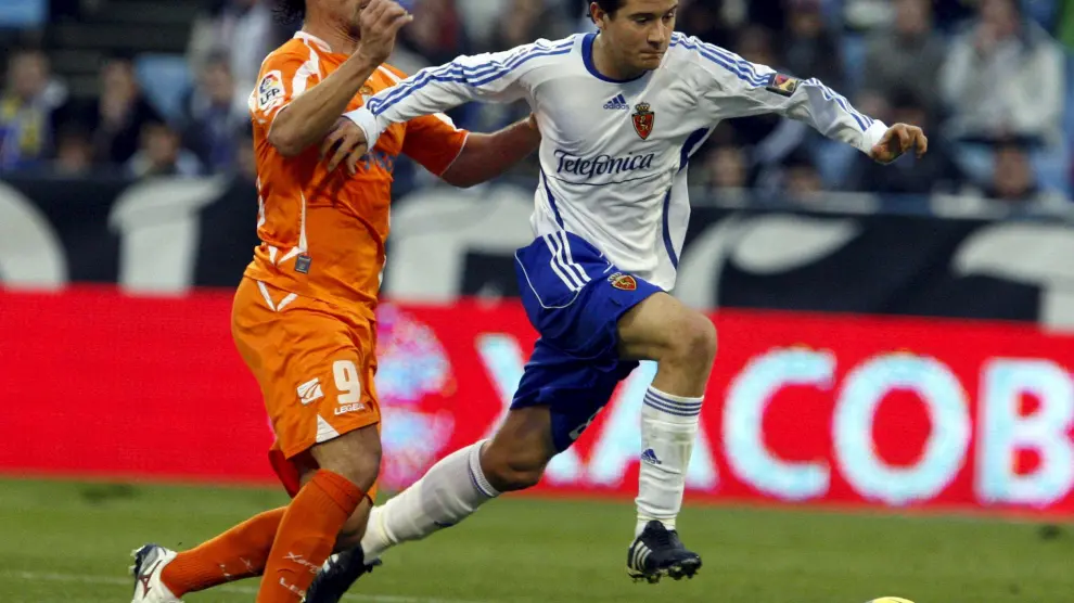 Herrera disputa el balón durante el partido contra el Xerez