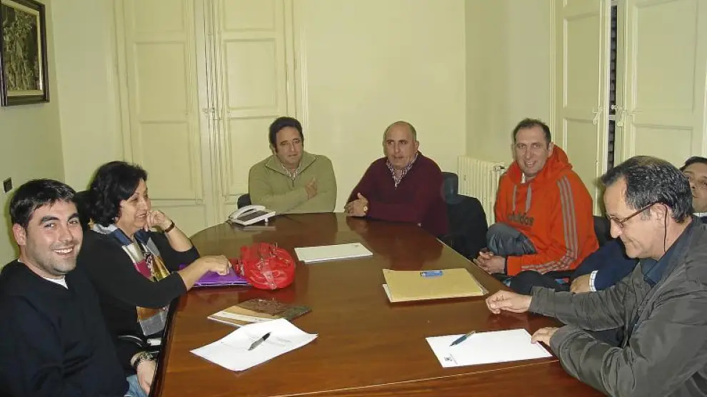 El alcalde de Gallur (a la derecha, abajo), acompañado por el resto de miembros de la comisión