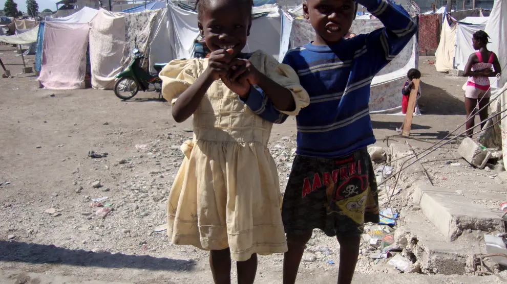 Dos niños haitianos supervivientes del terremoto