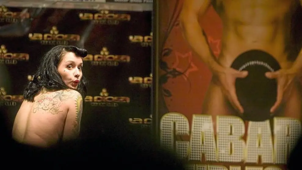La 'pin-up' Tamara López, más conocida como Miss Swettyta, durante su espectáculo de 'cabaret burlesque'.