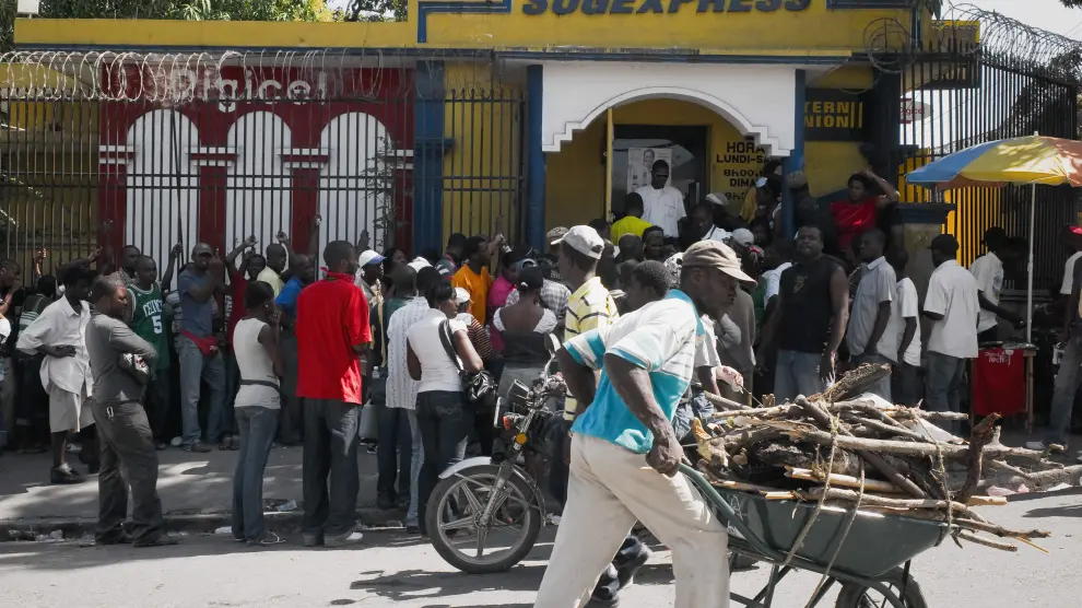 Los haitianos hacen fila ante las puertas de los bancos, que vuelven a abrir sus puertas.