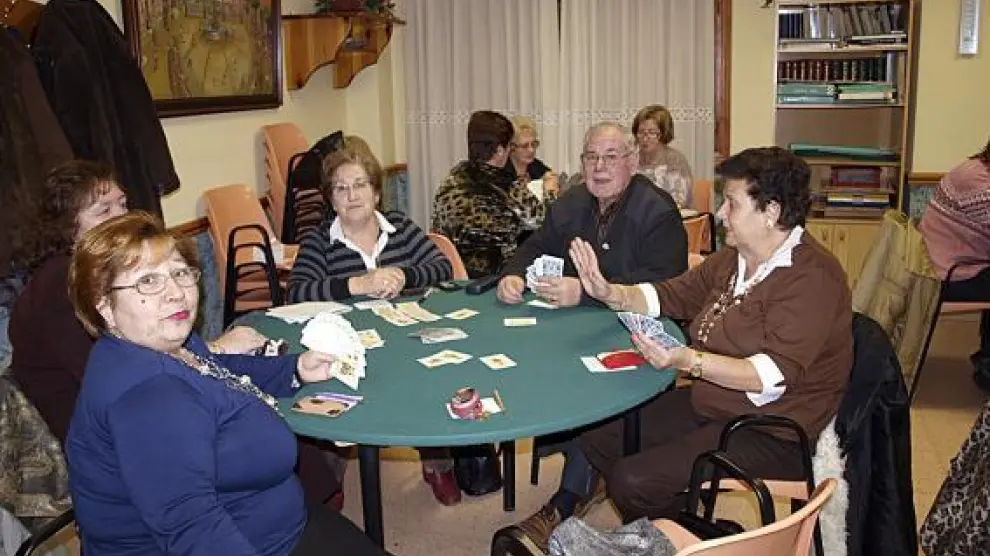 Varios usuarios del Hogar del Jubilado de Borja juegan a las cartas este fin de semana.
