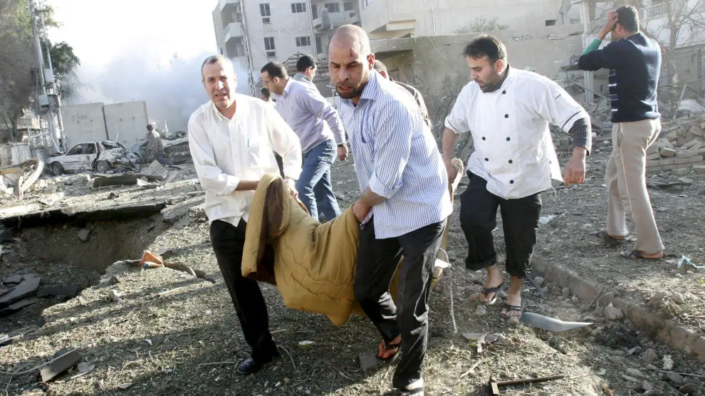 Varios hombres traladan a una de las víctimas de las explosiones