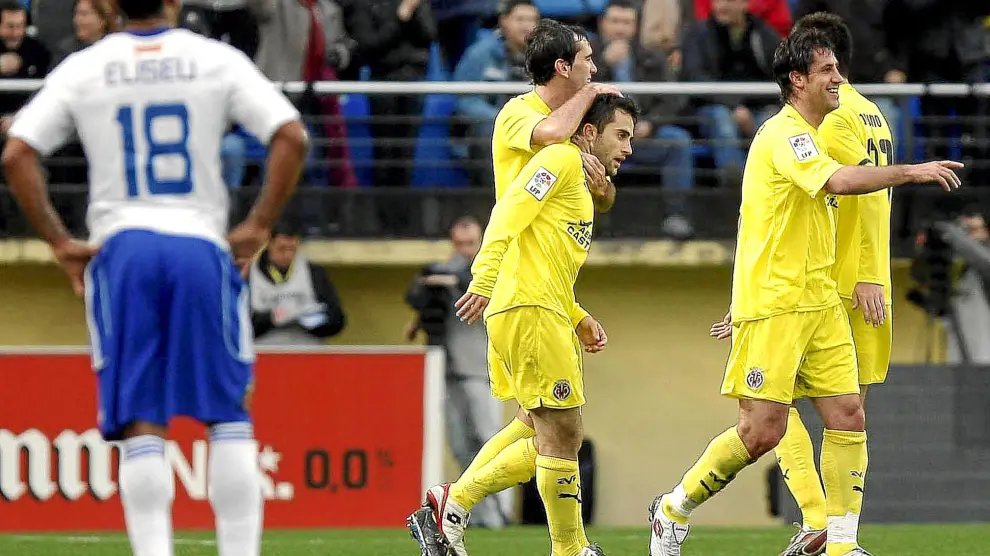 Eliseu, con los brazos en jarra, observa la celebración de uno de los goles del Villarreal