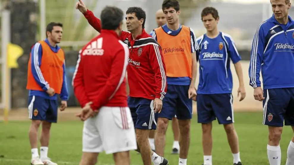 José Aurelio Gay da instrucciones a sus jugadores, en el entrenamiento de ayer en Tenerife.