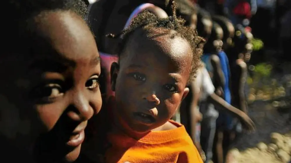 Una mujer sostiene en brazos a un niño en un refugio, ayer en Puerto Príncipe