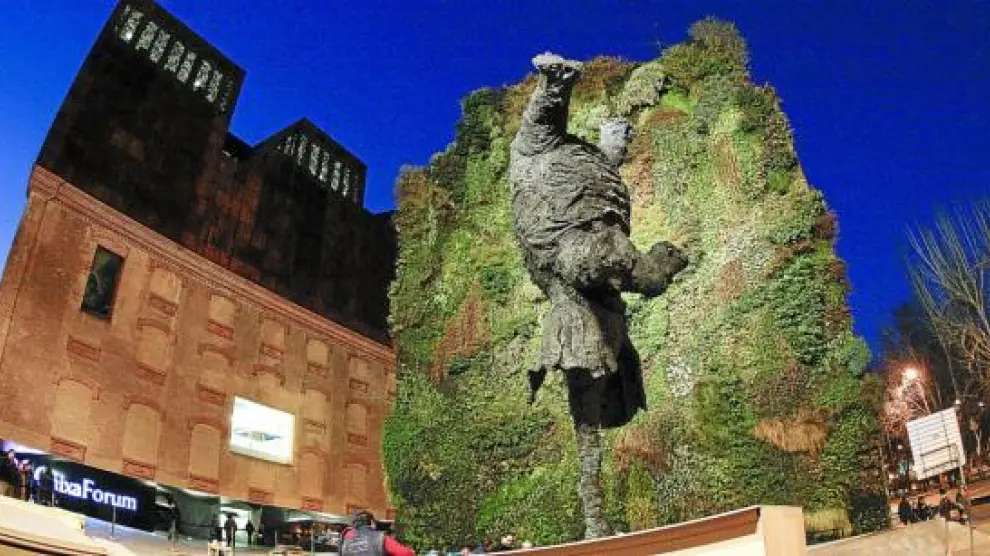 'Gran Elefant dret', la gigantesca escultura de Barceló que se ubica en el centro de Madrid