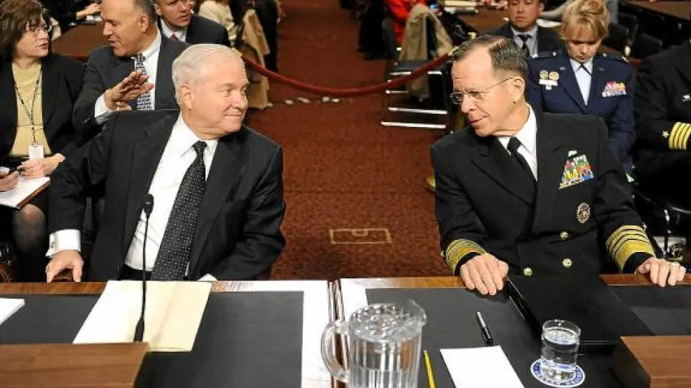 Gates (izquierda), jefe del Pentágono, conversa con Mullen, jefe del Estado Mayor Conjunto