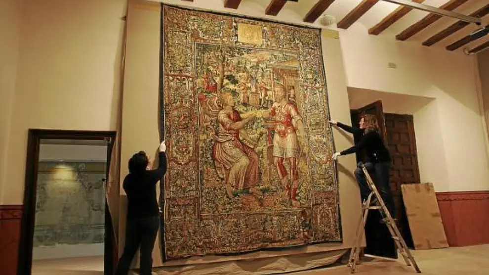 El personal de la Fundación Santa María durante el montaje de la colección de tapices