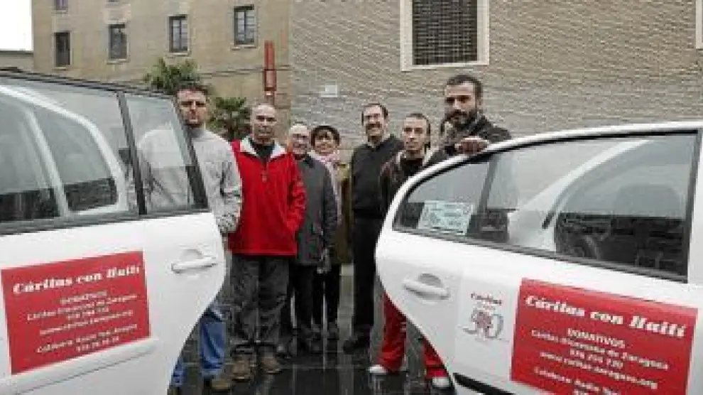 Miembros de la agrupación Radio Taxi y de Cáritas