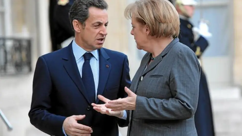 Nicolas Sarkozy saluda a Angela Merkel, ayer en el Palacio del Elíseo, en París