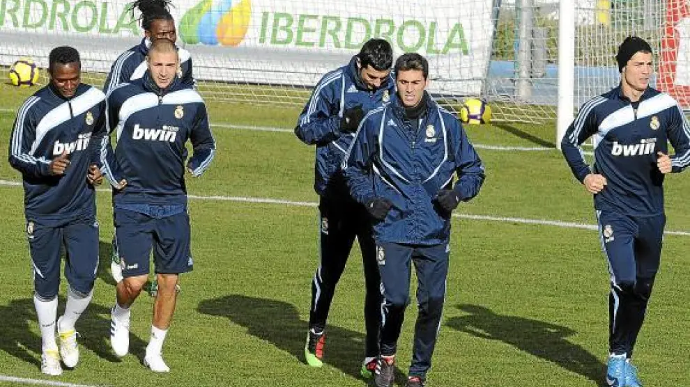 Los futbolistas del Real Madrid realizan carrera continua, durante un entrenamiento.
