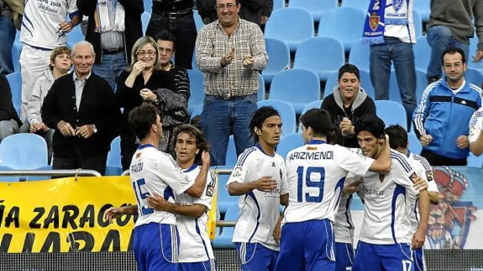 Los jugadores celebran junto a los aficionados un gol en la victoria frente al Almería