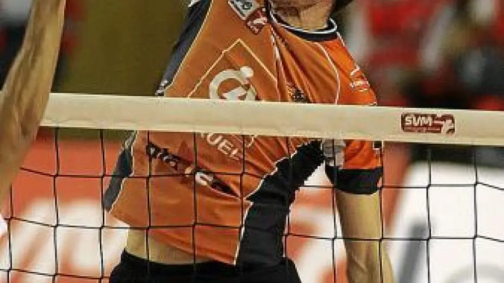Julián García-Torres se estira para atrapar un balón.