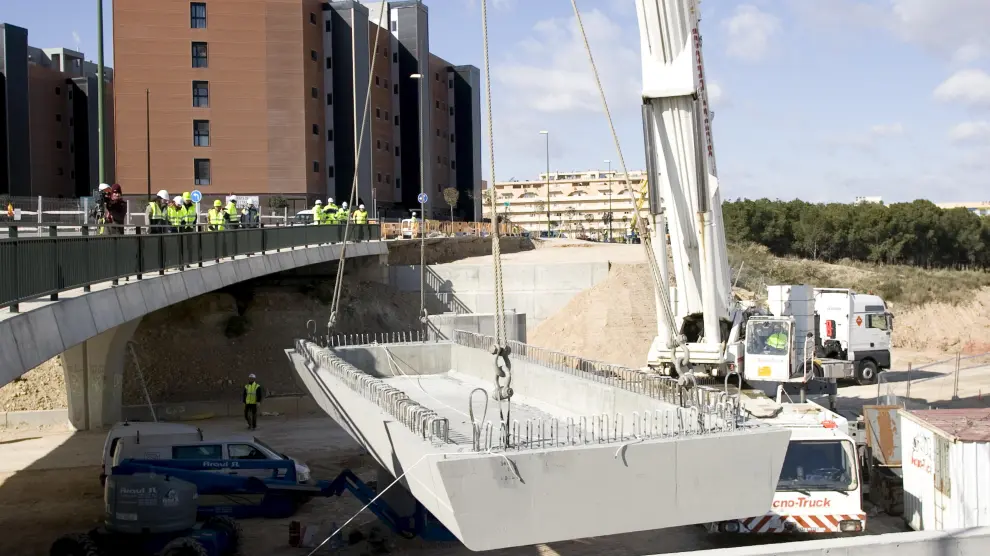 Una grúa de 400 toneladas coloca una viga de 70 en el puente de Valdespartera