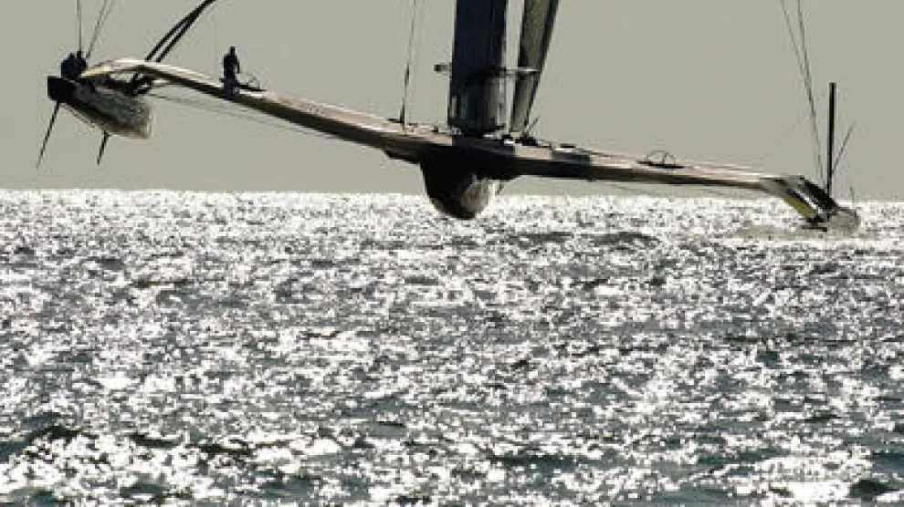 El trimarán de Oracle vuela sobre el mar de Valencia