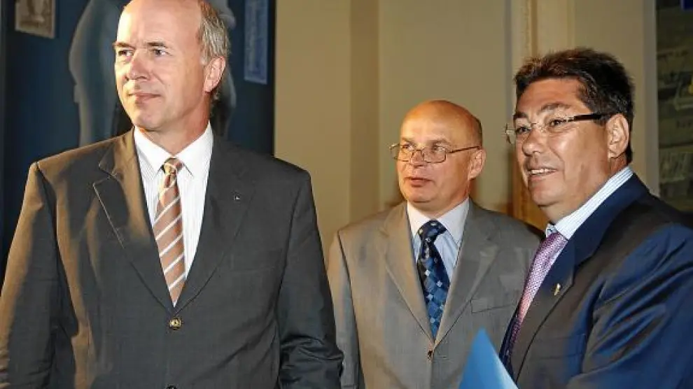 Forster (izda.) con Rytwinski, director general de la planta de Figueruelas, y Aliaga, en 2008.