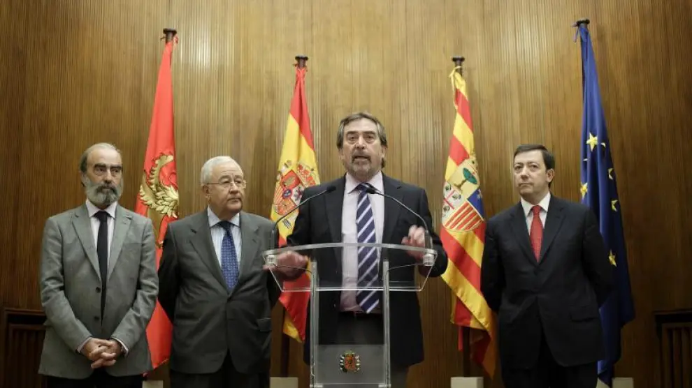 Belloch, en octubre, junto al vicepresidente Biel y los alcaldes de Huesca (izquierda) y Jaca (derecha).