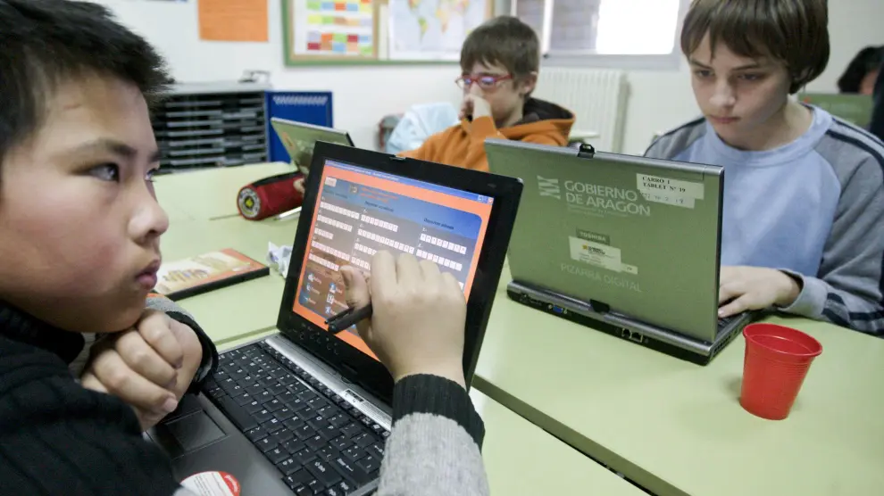 Unos niños manejan sus pizarras digitales en el colegio zaragozano