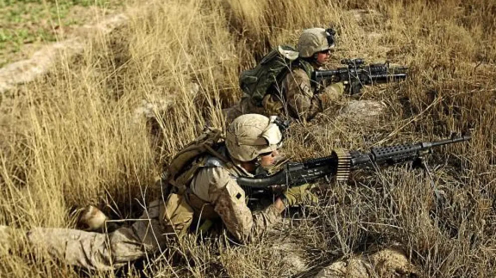 Marines estadounidenses patrullan en el noreste de Marjah, ayer.