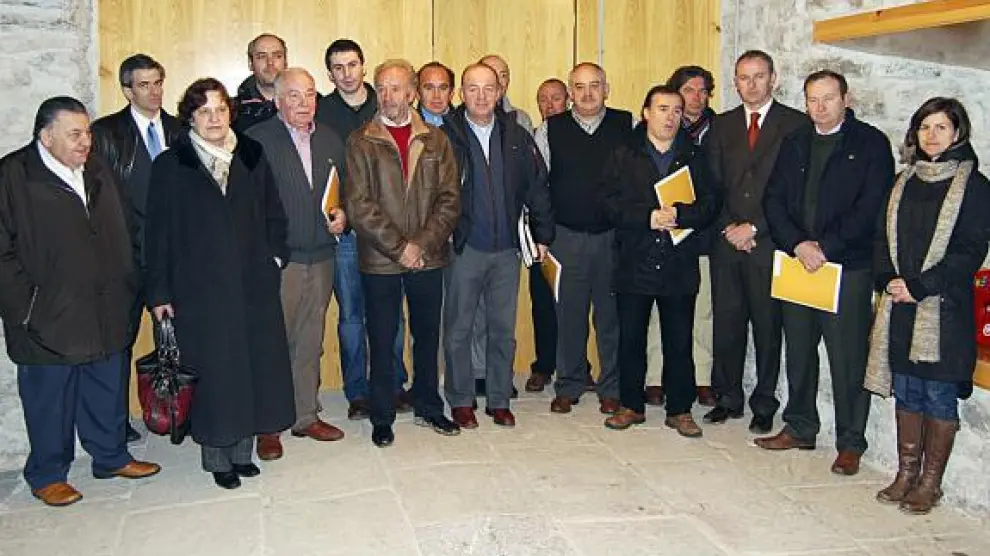 Todos los miembros de la ATVA tras la presentación del proyecto de unión de Astún y Candanchú.