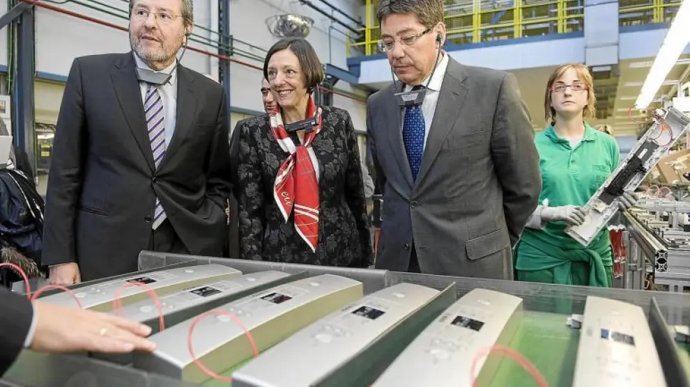 José Longás (izquierda), Teresa Santero y Arturo Aliaga, ayer en la factoría zaragozana de Montañana.