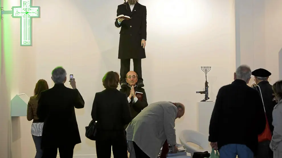 'Starway to heaven'. El fotógrafo aragonés Jorge Fuembuena retrata al público frente a la polémica escultura de Eugenio Merino