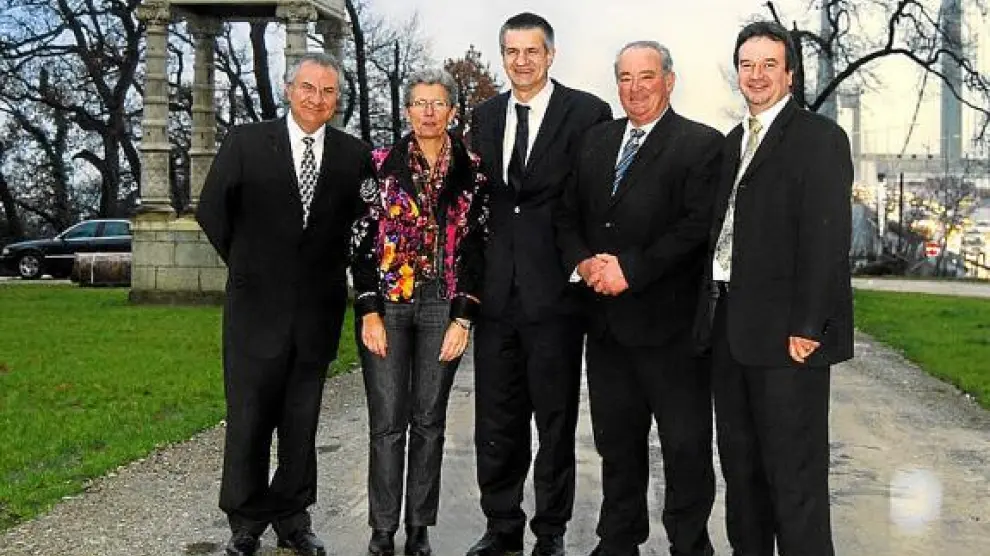 En el centro de la imagen, Jean Lassalle, con otros miembros de la candidatura de Forces Aquitanie