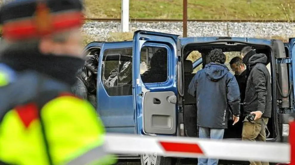 La Policía examina el coche en el que viajaban los etarras detenidos en Gerona.