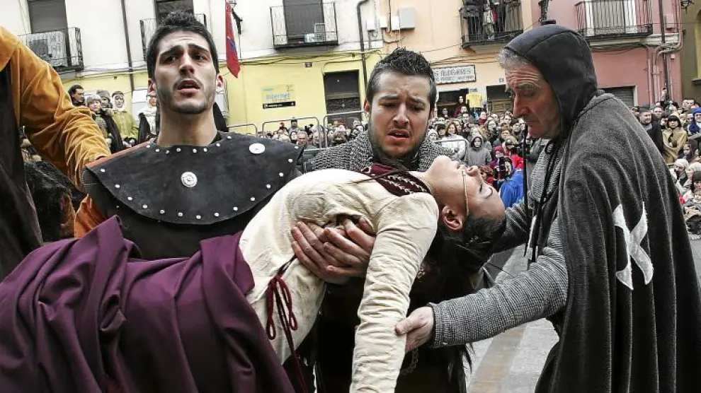 El cuerpo inerte de Isabel de Segura es portado por tres caballeros ante la mirada emocionada del público que abarrota la plaza de la Catedral