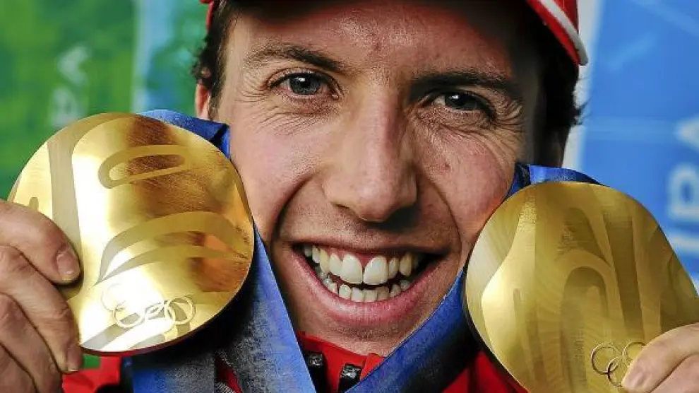 Simon Ammann sonríe con las dos medallas de oro logradas en Vancouver